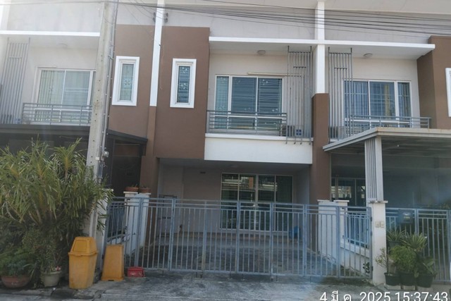 โครงการบ้านนาราพัทร ศรีด่าน 13 ถนนศรีนครินทร์ สำโรงเหนือ สมุทรปราการ  ถนนศรีนครินทร์ สำโรงเหนือ เมืองสมุทรปราการ สมุทรปราการ  ราคา 2,900,000 บาท  (ราคาต่อรองได้)  รายละเอียดทรัพย์ -  เนื้อที่ 26.0 ตร.ว.  พื้นที่ใช้สอย 142.0 ตร.ม. -  3 ห้องนอน 2 ห้องน้ำ  -  1 ที่จอดรถ  -  บ้านหันไปทางทิศตะวันออกเฉียงใต้  พิกัดทรัพย์ : https://maps.app.goo.gl/atpLBLMnkeoPvRyk6  สถานที่ใกล้เคียง   - แม็คโคร ศรีนครินทร์ - ตลาดลาซาล - ฟู้ดแล�