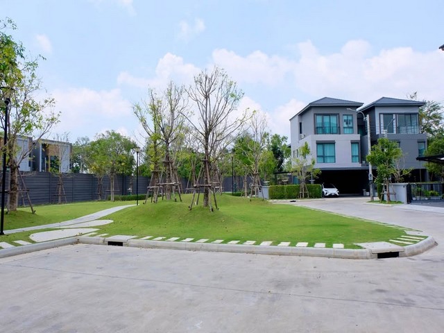 ขายบ้านหรู 3 ชั้น 241 ตร.ม 4 ห้องนอน บ้านกลางเมือง The Edition บางนา ทำเลดีที่สุดในโครงการ ติดสวนใหญ่หน้าบ้านไม่ชนใคร  ตกแต่งเหมือนบ้านตัวอย่าง  *** ราคาขาย 12.9 ล้านบาท ติดต่อ::  ชยา โทร/ID Line:: 0942823961   Link Line:: https://line.me/ti/p/3xFA1An8Kcรหัส# T26-913บ้านแฝด 3 ชั้น  บ้านกลางเมือง The Edition บางนา หลังเมกะบางนา• พื้นที่ใช้สอย 241 ตารางเมตร• 4 ห้องนอน 4 ห้องน้ำ• 1 ห้องทำงาน  1 ห้องนั่งเล่น• 1 ห้องครัว• 3 ที่จอดรถ • ทำดีที่สุดใน�