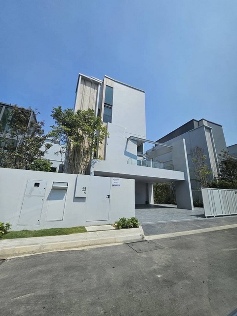 ขายบ้านเดี่ยว 3 ชั้นลิฟท์ส่วนตัว 421 ตร.ม. 4 ห้องนอน โครงการ VIVE2 กรุงเทพกรีฑา ตกแต่งครบพร้อมเข้าอยู่ ติดนานาชาติเวลลิงตัน (Wellington)*** ราคาขาย 45 ล้านบาท*** ราคาเช่า 230,000 บาท/เดือน ติดต่อ:: ชยา โทร/ID Line:: 0942823961   Link Line:: https://line.me/ti/p/3xFA1An8Kcรหัส# T26-847 บ้านเดี่ยว 3 ชั้น โครงการ VIVE2 กรุงเทพกรีฑา พร้อมลิฟท์ส่วนตัว ตกแต่งครบพร้อมเข้าอยู่ • พื้นที่ใช้สอย 421 ตร.ม. • 4 ห้องนอน • 5 ห้องน้ำ • 1 ห้องแม่บ้านห้องน้ำแม่บ้�