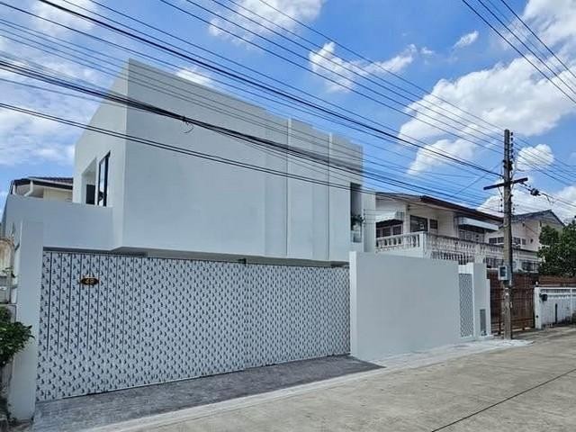 ขายบ้านเดี่ยว 2 ชั้น โชคชัย 4 ซอย 44 รีโนเวทใหม่ทั้งหลัง Modern Private เป็นส่วนตัว โดดเด่นไม่เหมือนใครติดต่อ:: ชยา โทร/ID Line:: 0942823961Link Line:: https://line.me/ti/p/3xFA1An8Kcรหัส # T26-853บ้านเดี่ยว 2 ชั้น โชคชัย 4 ซอย 44 รีโนเวทใหม่ทั้งหลัง• Modern Private เป็นส่วนตัว น้ำไม่ท่วม โดดเด่นไม่เหมือนใคร• ทำเลศักยภาพใจกลางลาดพร้าว ใกล้ Central Eastville – Crystal Park เดินทางสะดวกทุกเส้นทาง• ที่ดิน: 50 ตร.วา• พื้นที่ใช้สอย: 200 ตร.ม.• 3 ห้องนอน• 4 ห้องน�