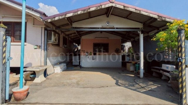 รหัสทรัพย์ N1019บ้านเดี่ยว 2 หลัง 53.3 ตารางวา ซอยเทิดราชัน 33ที่ตั้ง: ซอยเทิดราชัน 33 แขวงสีกัน เขตดอนเมือง กรุงเทพมหานคร 10210รายละเอียดทรัพย์- ขนาดพื้นที่ดิน 53.3 ตารางวา บ้าน 1 ชั้น 2 หลัง ขนาดพื้นที่ใช้สอยรวม 80 ตารางเมตร- 3 ห้องนอน, 2 ห้องน้ำ, 1 ห้องนั่งเล่น, 1 ห้องรับแขก, 1 ห้องครัว, 2 ที่จอดรถในร่ม&nbsp;- แอร์ 3 เครื่อง, พัดลมติดผนัง 3 ตัว, กล้องวงจรปิด 1 ตัว- เตียงพร้อมที่นอน 5 ฟุต 1 ชุด, ตู้เ�
