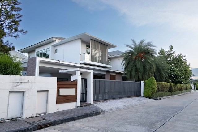 BS1059 ขายบ้านหรู โครงการ Perfect Masterpiece 3 สุขุมวิท 77ติดต่อ Agent คุณบัว (Bua)โทร. 093-646-4597LINE ID : Bua093ราคาขาย 45 ล้านบาทบ้านเดี่ยวหลังใหญ่ บนที่ดินแปลงมุมขนาดพิเศษทำเลศักยภาพ ใกล้สนามบินสุวรรณภูมิ และโรบินสัน ลาดกระบังรายละเอียดทรัพย์• ที่ดิน 214.4 ตารางวา• พื้นที่ใช้สอย 536 ตารางเมตร• หน้าบ้านกว้างถึง 35 เมตร• จอดรถได้มากถึง 10 คันพื้นที่สวนขนาดใหญ่รอบบ้านเหลือพื้นที่สำหรับสร้างสระว่ายน้