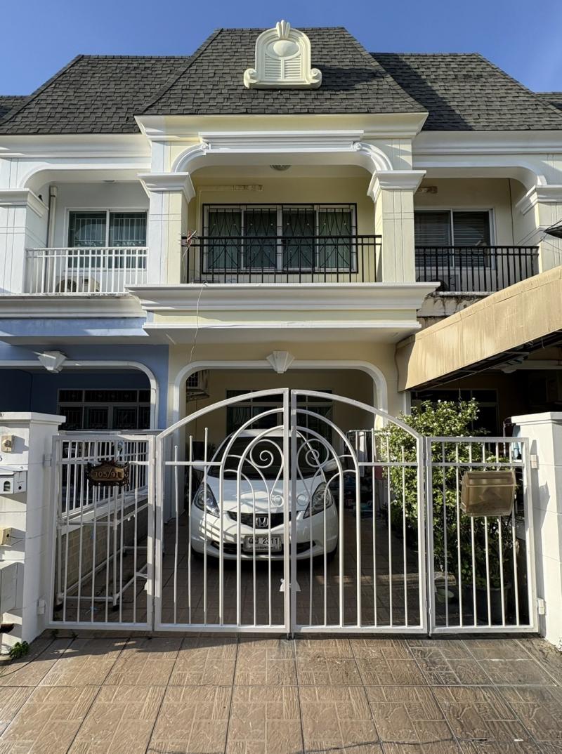 ขายบ้านทาวน์โฮมพร้อมอยู่ หมู่บ้านปริญลักษณ์ ไลท์ พระราม 5  นนทบุรี ที่ตั้ง : ตำบลบางกร่าง อำเภอเมืองนนทบุรี นนทบุรี 11000ขนาดที่ดิน :  17 ตารางวา รายละเอียดบ้านเป็นบ้านตรงกลาง หันหน้าทิศใต้ พร้อมเฟอร์นิเจอร์ 2 ห้องนอน ใหญ่  2 ห้องน้ำ บ้านสภาพดี ปรับปรุงแล้ว พร้อมเข้าอยู่  อยู่ในโครงการคุณภาพ (ปริญสิริ) ระบบรักษาความปลอดภัย 24 ชั่วโมงโอกาสดีสำหรับคนที่กำลังมองหาบ�