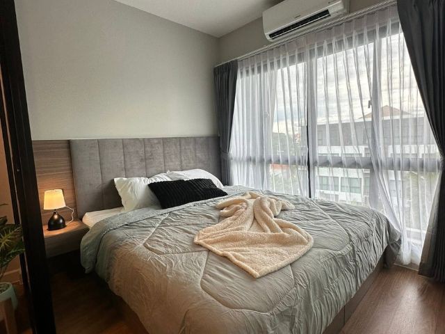Arise Mahidol Condo Chiang Maiคอนโดรีสอร์ทใจกลางเมือง วิวสระ พร้อมเข้าอยู่.เริ่มนัดชมห้องได้ตั้งแต่ 1 ก.ค 2569พร้อมเข้าอยู่ 17 ก.ค 2569.ชั้น 5ขนาด 27 ตร.ม.วิวสระว่ายน้ำอาคาร Low-rise.บรรยากาศเงียบสงบ เหมือนพักผ่อนในรีสอร์ทเหมาะสำหรับคนทำงานที่มองหา Work-Life Balanceคอนโดอยู่ในโซนปลอดภัย น้ำไม่ท่วม และอาคาร Low-rise มั่นใจเรื่องความปลอดภัย.เฟอร์นิเจอร์และเครื่องใช้ไฟฟ้าครบ• Smart TV• ตู้เย็น• ไมโครเวฟ• เตาไฟ