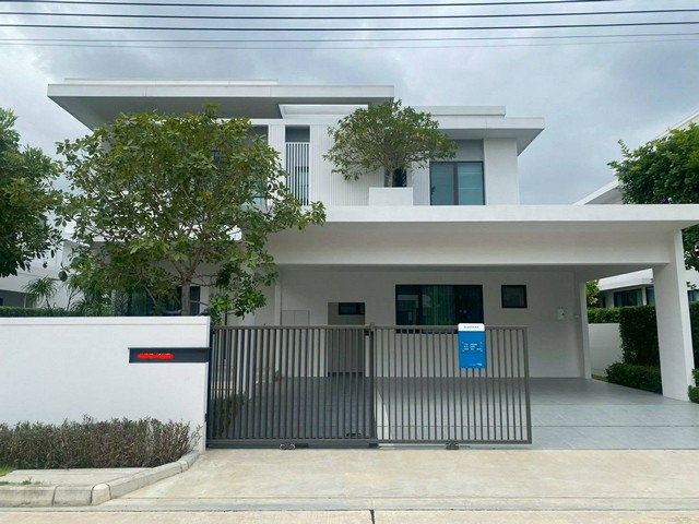 ให้เช่าบ้านเดี่ยวใหม่ 2 ชั้น 76.5 ตรว. 4 ห้องนอน มัณฑนา บางนา กม.15 ตกแต่งเหมือนบ้านตัวอย่าง พร้อมอยู่*** ราคาเช่า 130,000 บาท/เดือน ติดต่อ::  ชยา โทร/ID Line:: 0942823961   Link Line:: https://line.me/ti/p/3xFA1An8Kcรหัส# T26-914บ้านเดี่ยวใหม่ 2 ชั้น  มัณฑนา บางนา กม.15 ตกแต่งเหมือนบ้านตัวอย่าง พร้อมอยู่• เนื้อที่ 76.5 ตร.วา • พื้นที่ใช้สอย 240 ตร.ม. • 4 ห้องนอน• 5 ห้องน้ำ • 3 ที่จอดรถ • ตกแต่งพร้อมอยู่เหมือนบ้านตัวอย่าง • มีโซล่าเซลส์�