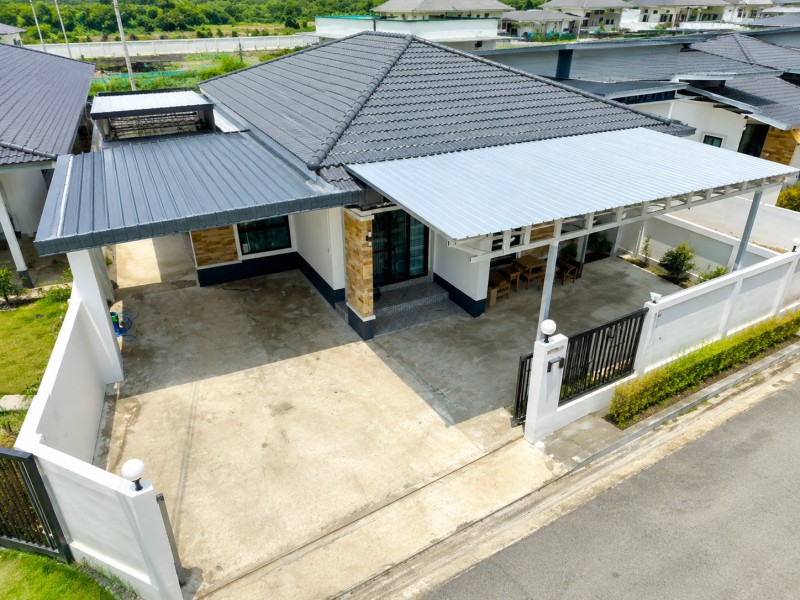 ใกล้การไฟฟ้าสารภี 500 ม.พร้อมเฟอร์ฯ ให้เช่าบ้านเดี่ยว 1 ชั้น รพ.สารภี 2.3กม.  เชียงใหม่ 3 นอน 2 น้ำ และเครื่องใช้ไฟฟ้าครบ เหมาะสำหรับอยู่อาศัย บรรยากาศเงียบสงบ เดินทางสะดวก ใกล้แหล่งชุมชน วัดกู่แดง 700 ม.ตลาด โรงพยาบาล และสิ่งอำนวยความสะดวกครบครัน ให้เช่า 10,998บาทต่อเดือน500 m. from Saraphi Electricity Authority Single-story Saraphi Hospital 2.3km. house for rent in Saraphi Chiang Mai 3 bed 2 bath Fully furnished with electrical appliances Ready to move in Suitable for comfortable living in a peaceful neighborhood Convenient transportation C