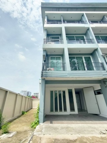 ให้เช่าโฮมออฟฟิศ4ชั้นห้องมุม 300ตร.ม.ย่านรามอินทราใกล้แฟชั่นไอแลนส์MRTวงแหวนรามอินทราสามารถจดทะเบียนบริษัทได้ราคาเช่า 25,000 บาท / เดือน ( สัญญาเช่าขั้นต่ำ 1 ปี ล่วงหน้า 1 เดือน เงินประกัน 2 เดือน )ที่ตั้ง ถนนรามอินทรา ซอยรามอินทรา แขวงคันนายาว เขตคันนายาว กรุงเทพมหานคร 10230ติดต่อ : คุณภัสพงณ์ 063-409-8164Line : deedaa23เนื้อที่ประมาณ 50 ตารางวา พื้นที่ใช้สอย 300 ตารางเมตร จำนวน 4 ชั้น 5ห้องน�