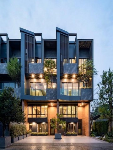 ให้เช่า - ขายทาวน์โฮมหรู 3.5 ชั้น 254 ตรม.The Eight จตุจักร-รัชดา ลาดพร้าว ซอย1 ใกล้เซ็นทรัล ลาดพร้าวติดต่อ:: ชยา โทร/ID Line:: 0942823961Link Line:: https://line.me/ti/p/3xFA1An8Kcรหัส# T26-862ทาวน์โฮมหรู 3.5 ชั้น The Eight จตุจักร-รัชดา สไตล์โมเดิร์น Privacy Residence ( บ้านใหม่ )• เนื้อที่ 27.5 ตรว.• พื้นที่ใช้สอย 254 ตรม.• 3 ห้องนอน 4 ห้องน้ำ• 2 ที่จอดรถ• เพดานสูง Double Volume• บ้านหันหน้าทิศใต้• ระบบม่านไฟฟ้า ประตูที่จอดรถอัตโนมัติ ฟิตเนสจัดเต็ม! ระบบเ
