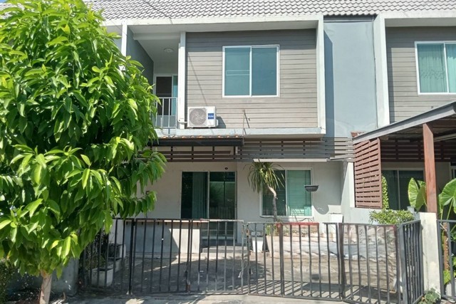 ขายทาวน์เฮ้าส์ หมู่บ้าน เดอะคัลเลอร์ พรีเมี่ยม บางพลีใหญ่ บางพลี สมุทรปราการ  ทาวน์เฮ้า 2 ชั้น หมู่บ้าน เดอะคัลเลอร์ พรีเมี่ยม ถนนเทพรัตน์ บางพลีใหญ่ บางพลี สมุทรปราการ  ราคา  2,350,000  บาท  (ราคาต่อรองได้)  รายละเอียดทรัพย์ -  เนื้อที่ 20 ตร.ว.  พื้นที่ใช้สอย 102 ตร.ม. -  3 ห้องนอน 2 ห้องน้ำ  -  1 ที่จอดรถ  -  บ้านหันไปทางทิศใต้  พิกัดทรัพย์ : https://maps.app.goo.gl/R1EX4q3JZBXkuH6u5  สถานที่ใกล้เคียง   - เมกาบางนา 
