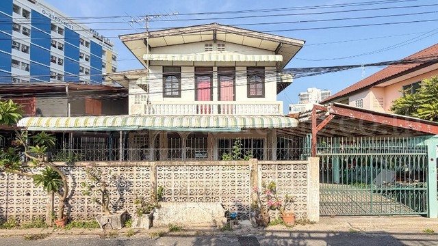 รหัสทรัพย์&nbsp;7200ที่ดิน พร้อมสิ่งปลูกสร้าง 2 ชั้น 65 ตร.วา ลาดพร้าว 48 แยก 22 ทำเลดี สงบเป็นส่วนตัวที่ตั้ง&nbsp;: ซอยลาดพร้าว 48 แขวงสามเสนนอก เขตห้วยขวาง กรุงเทพมหานคร&nbsp;10310รายละเอียดทรัพย์- บ้านเดี่ยว 2&nbsp;ชั้น เนื้อที่ 65 ตารางวา เนื้อที่ใช้สอย&nbsp;280 ตารางเมตร- หน้ากว้าง 13 เมตร, ลึก 17 เมตร- 6 ห้องนอน, 4 ห้องน้ำ,&nbsp;2&nbsp;ที่จอดรถ,&nbsp;1&nbsp;ห้องนั่งเล่น, 1&nbsp;ห้องครัว- ปั๊มน้ำ+แทงค์น้ำ&nbsp;1&nbsp;ชุด,&nbsp;เครื