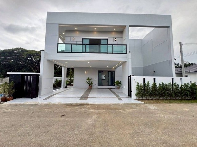 Pool Villa สร้างใหม่ เพียง 5.5 ล้าน #ท่ารั้ว - #ตลาดขวัญ #ดอยสะเก็ด บ้านสร้างใหม่ หลังใหญ่ ฟังก์ชันครบ ในราคาที่เอื้อมถึง! ได้ทั้งบ้าน และสระว่ายน้ำส่วนตัว พร้อมเข้าอยู่รายละเอียดบ้านที่ดิน 60 ตร.ว.พื้นที่ใช้สอย 312 ตร.ม.4 ห้องนอน3 ห้องน้ำ1 ห้องครัวจอดรถได้ 3 คันพร้อมสระว่ายน้ำส่วนตัวจุดเด่นบ้านสร้างใหม่ ดีไซน์ทันสมัย วัสดุก่อสร้าง SCGพื้นที่ใช้สอยกว้าง เหมาะสำหรับครอบครั�