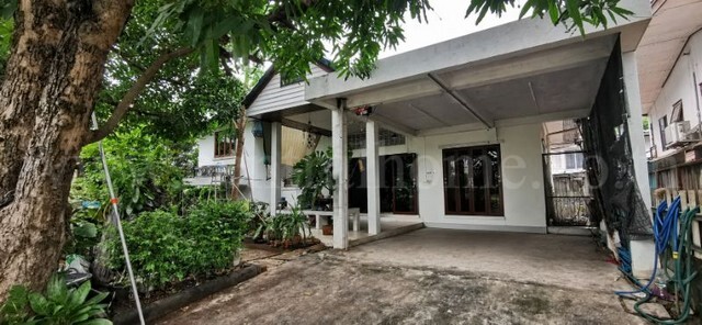 รหัสทรัพย์ N1231บ้านเดี่ยว งามวงศ์วาน 43 แยก 7ที่ตั้ง: ซอยงามวงศ์วาน 43 ตำบลทุ่งสองห้อง อำเภอหลักสี่ กรุงเทพมหานคร 10210รายละเอียดทรัพย์&nbsp;- บ้านเดี่ยว 1.5 ชั้น ขนาดเนื้อที่ 99 ตารางวา ,พื้นที่ใช้สอยประมาณ 220 ตรม.&nbsp;- 5 ห้องนอน, 3 ห้องน้ำ, 1 ห้องรับแขก, 1 ห้องครัว, 2 ที่จอดรถ- บ้านหันทางทิศเหนือทำเลและสถานที่ใกล้เคียง&nbsp;- The Mall Lifestore Ngamwongwan,&nbsp;Central Ladprao,&nbsp;Union Mall,&nbsp;Major Ratchayothin- มหาวิทยาลัยเกษตรศาสตร์,&nbsp;มห�