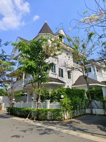 รหัสC7204 ให้เช่าบ้านเดี่ยว 3ชั้น  แฟนตาเซีย วิลล่า บางนา International Village ถนนศรีนครินทร์ บางนาตราด 33**ให้เช่า**ราคาเช่า 150,000 บาท/เดือน (ประกัน2 ล่วงหน้า1)สนใจนัดชมสถานที่หรือสอบถามข้อมูลเพิ่มเติมโทร : 095-823 9789 คิทLine id : candy.456Line Add Friend : https://line.me/ti/p/rHhjrvhm_zโทร : 091-782 8924 ต้นLine : seng.456Line Add Friend : https://line.me/ti/p/iHsUxP2IlTบ้านเดี่ยวหลังใหญ่สไตล์ยุโรป 3 ชั้น แฟนตาเซีย วิลล่า บางนา International Village ถนนศรีนครินทร์ บางนาตราด 33 เพียง 350 ม.จากสถา�
