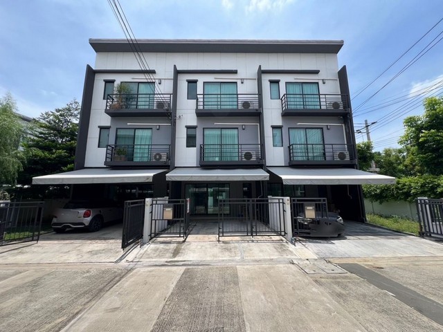 รหัสC7199 ให้เช่า ขายทาวน์โฮม 3ชั้นโครงการบ้านกลางเมือง ราชพฤกษ์ - รัตนาธิเบศร์  บางบัวทอง นนทบุรี**ให้เช่า/ขาย**ราคาเช่า 25,000 บาท/เดือน (ประกัน2 ล่วงหน้า1)ราคาขาย 3,850,000 บาท (สามล้านแปดแสนห้าหมื่นบาท)สนใจนัดชมสถานที่หรือสอบถามข้อมูลเพิ่มเติมโทร : 095-823 9789 คิทLine id : candy.456Line Add Friend : https://line.me/ti/p/rHhjrvhm_zโทร : 091-782 8924 ต้นLine : seng.456Line Add Friend : https://line.me/ti/p/iHsUxP2IlTทาวน์โฮม 3ชั้นโครงการบ้านกลางเมือง ราชพฤกษ์ - รัตนาธิเบศร