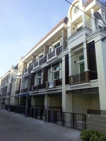 รหัสC7197  ให้เช่าทาวน์โฮม 3ชั้น โครงการพรีเมี่ยมเพลส ลาดพร้าว 101 โพธิ์แก้ว นวมินทร์**ให้เช่า**ราคาเช่า 25,000 บาท/เดือน ( มัดจำ2 ล่วงหน้า1 )สนใจนัดชมสถานที่หรือสอบถามข้อมูลเพิ่มเติมโทร : 095-823 9789 คิทLine id : candy.456Line Add Friend : https://line.me/ti/p/rHhjrvhm_zโทร : 091-782 8924 ต้นLine : seng.456Line Add Friend : https://line.me/ti/p/iHsUxP2IlTทาวน์โฮม 3 ชั้น โครงการพรีเมี่ยมเพลส ลาดพร้าว 101 นวมินทร์เนื้อที่ 23 ตารางวา   3 ห้องนอน  4 ห้องน้ำ  ที่จอดรถ 2 คันเหมาะสำหรับ�