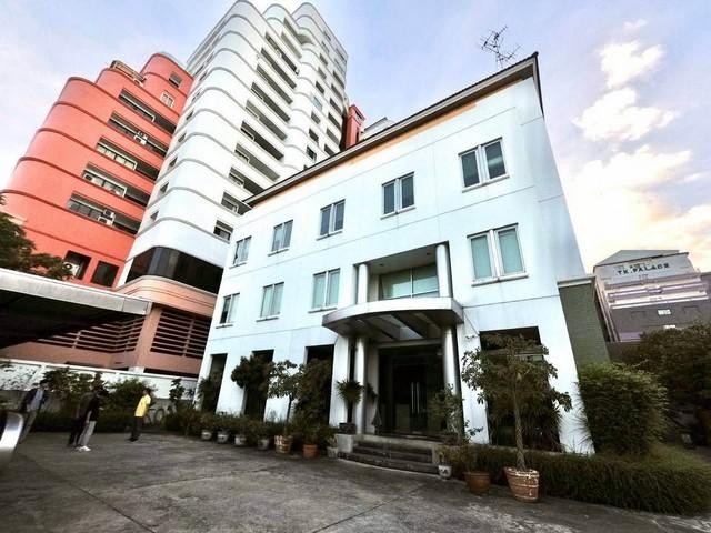 ขายอาคารสำนักงาน 4 ชั้น 265 ตรว. พื้นที่ 1,200 ตรม. แจ้งวัฒนะ 13 ใกล้ศูนย์ราชการ พร้อมโกดังเก็บสินค้าติดต่อ:: ชยา โทร/ID Line:: 0942823961Link Line:: https://line.me/ti/p/3xFA1An8Kcรหัส# T26-865อาคารสำนักงาน 4 ชั้น แจ้งวัฒนะ13 ใกล้ศูนย์ราชการ• ที่ดิน 265 ตารางวา• พื้นที่ใช้สอย 1,200 ตารางวา• พร้อมโกดังเก็บสินค้า• ห้องน้ำทุกชั้น• มีเฟอร์นิเจอร์ แอร์• พร้อมทำงานเป็นสำนักงานได้เลย พนักงานได้ 30+ คน• จอดรถได้ 10-15 คัน• สะดวกสบา