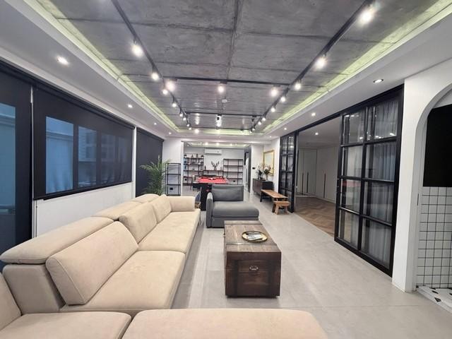 ให้เช่า - ขายคอนโดขนาด 150 ตรม. 2 ห้องนอน สราญใจ แมนชั่น สุขุมวิท 6 ใกล้ BTS นานา ใจกลางเมือง ใกล้สวนเบญจกิติติดต่อ:: ชยา โทร/ID Line:: 0942823961Link Line:: https://line.me/ti/p/3xFA1An8Kcรหัส# T26-863คอนโดขนาด สราญใจ แมนชั่น สุขุมวิท 6 ใกล้ BTS นานาห้องขนาดใหญ่ ตกแต่งพร้อมอยู่ ทำเลใจกลางเมือง เดินทางสะดวกเหมาะสำหรับอยู่อาศัยหรือซื้อเพื่อลงทุน• พื้นที่ 150 ตารางเมตร• ชั้น 11 อาคารด้านหน้า (อาคารเดียวกับ 7-Eleven)• 2 ห้องนอน