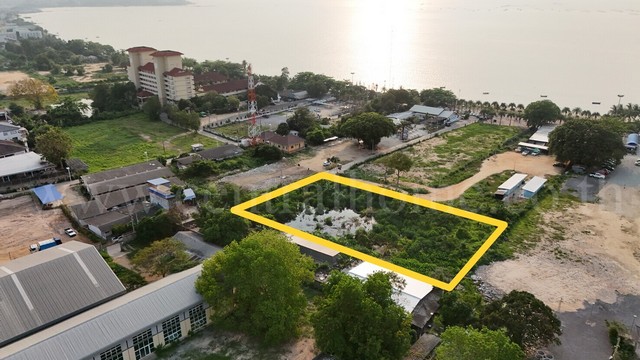 รหัสทรัพย์&nbsp;6325ให้เช่า ที่ดินเปล่า ใกล้ หาดกระทิงลาย บางละมุง ชลบุรีที่ตั้ง :&nbsp;ซอยสุขุมวิท พัทยา 6 ก&nbsp;ถนนสุขุมวิท ตำบลเมืองพัทยา อำเภอบางละมุง ชลบุรี 20150รายละเอียดทรัพย์&nbsp;- ขนาดพื้นที่ 2 ไร่ 88 ตารางวา-&nbsp;ที่ดินรูปแปลงสี่เหลี่ยมผืนผ้า ขนาดหน้ากว้างประมาณ 50 เมตร ลึก 70 เมตร- ที่ดินเข้าจากปากซอยมา 150&nbsp;เมตร- จากที่ดินไปหาดกระทิงลาย 150 เมตร- เหมาะกับการทำร้านอาหาร พูลวิ�