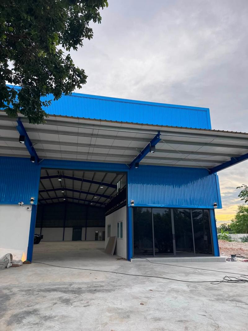 AOM 2921โกดังสร้างใหม่ให้เช่า ทำเลดี คลองหลวง ปทุมธานี ใกล้ตลาดไท โกดังให้เช่า ซอยไอยรา  คลองสอง อ.คลองหลวง จ.ปทุมธานี ทำเลดี ใกล้ตลาดไท และตลาดไอยรา ห่างตลาดไทเพียง 6-7 กม. รถบรรทุกใหญ่ และตู้คอนเทนเนอร์เข้า-ออกได้สะดวกรายละเอียดพื้นที่ พื้นที่โกดังรวม 1,000 ตร.ม. พื้นที่ใช้งานรวม 1,600 ตร.ม. ไฟฟ้า 3 เฟส พร้อมหม้อแปลง 50 KVA โซนสำนักงาน (ชั้นล่าง) 1 ห้อง พร้อมแอร์ โซนที่พัก (ชั้นบ