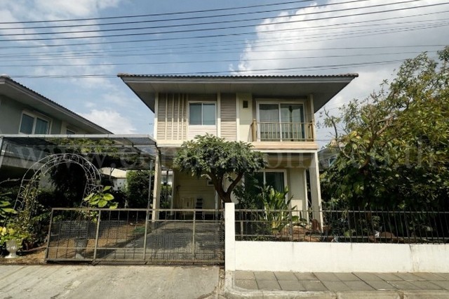 รหัสทรัพย์ : 6929บ้านเดี่ยว ฮาบิเทีย บอนด์ ราชพฤกษ์ ใกล้ส่วนกลาง ราคาถูกสุดในโครงการที่ตั้ง :&nbsp;ตำบลบางคูวัด อำเภอเมืองปทุมธานี จังหวัดปทุมธานี 12000รายละเอียดทรัพย์&nbsp;- บ้านเดี่ยว 2 ชั้น เนื้อที่ 50&nbsp;ตารางวา พื้นที่ใช้สอย 113 ตารางเมตร&nbsp;- 3 ห้องนอน, 2 ห้องน้ำ, 1&nbsp;ห้องครัว, 1&nbsp;ห้องรับแขก,&nbsp;จอดรถได้ 2&nbsp;คัน&nbsp;- เครื่องปรับอากาศ 4 เครื่อง, เครื่องทำน้ำอุ่น, โซฟา, ผ้าม่าน, ปั๊มน้ำ แ�