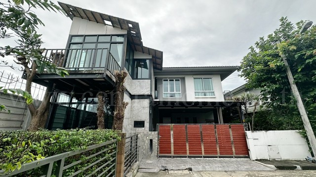 รหัสทรัพย์ : 6736บ้านเดี่ยว ฮาบิเทีย บอนด์ ราชพฤกษ์ หลังริม พร้อมอยู่ที่ตั้ง :&nbsp;ถนนสะพานนนทบุรี - บางบัวทอง 345 ตำบลบางคูวัด อำเภอเมืองปทุมธานี จังหวัดปทุมธานี&nbsp;12000รายละเอียดทรัพย์&nbsp;-&nbsp;โครงการ พัฒนาโดย&nbsp;Sansiri แสนสิริ- บ้านเดี่ยว 2 ชั้น เนื้อที่ 57.3 ตารางวา พื้นที่ใช้สอย 169 ตารางเมตร- 3 ห้องนอน, 3 ห้องน้ำ, 1 ห้องอเนกประสงค์, 1 ห้องรับแขก, 1&nbsp;ห้องครัว, 2 ที่จอดรถ-&nbsp;ต่อเติมชั้น 2 สไต�