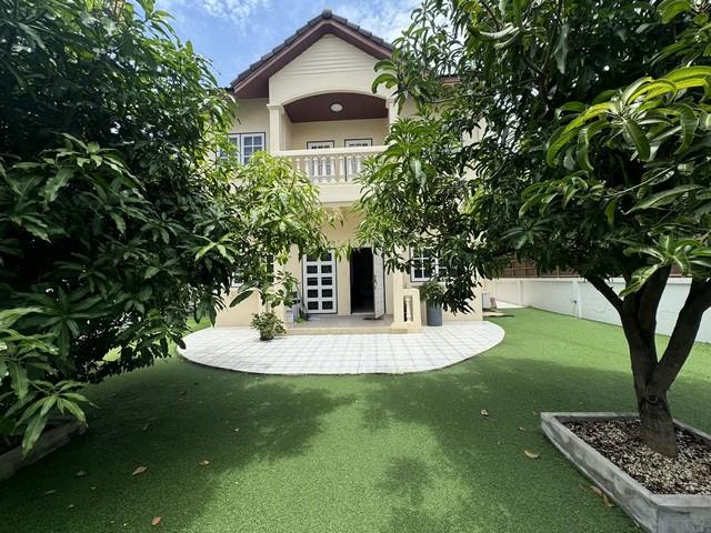 ให้เช่าบ้านเดี่ยว2ชั้น103ตร.วซอยรามคำแหง36/1ใกล้สนามราชมังคลากีฬาสถานถนนรามคำแหงราคาเช่า 30,000 บาท / เดือน ( สัญญาขั้นต่ำ 1 ปี ประกัน 2 เดือน ล่วงหน้า 1 เดือน )ที่ตั้ง ถนนรามคำแหง ซอยรามคำแหง 36/1 แขวงหัวหมาก เขตบางกะปิ กรุงเทพมหานครติดต่อ : คุณภัสพงณ์ 0634098164Line : deedee23https://www.facebook.com/profile.php?id=61581484955548เนื้อที่ 103 ตารางวา จำนวน 2 ชั้น 5 ห้องนอน 5 ห้องน้ำ 1 ห้องครัว 1 ห้องนั่งเล่นขนาดใหญ่ จอดรถในร่มได้