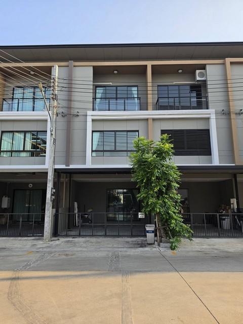 ให้เช่าทาวน์โฮม3ชั้น4นอนโครงการพรีเมียมเพลสพหลโยธิน-รามอินทราบ้านหลังใหญ่ติดถนนเมนใกล้BTSสายหยุด ( บ้านเปล่า )ราคาเช่า 50,000 บาท / เดือน ( สัญญาขั้นต่ำ 1 ปี ประกัน 2 เดือน ล่วงหน้า 1 เดือน )ที่ตั้ง ถนนเทพรักษ์ แขวงท่าแร้ง เขตบางเขน กรุงเทพมหานครติดต่อ : คุณภัสพงณ์ 0634098164Line : deedee23https://www.facebook.com/profile.php?id=61581484955548เนื้อที่ 20 ตารางวา พื้นที่ใช้สอย 170 ตารางเมตร หน้ากว้าง 5 เมตร จำนวน 3 ชั้น 4 ห้องน�