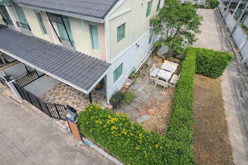 ศรีนครินทร์-บางนา ทาวน์โฮม 2 ชั้น 3นอน 2น้ำ บ้านมุม วัดหนามแดง1กม.  สนามกอล์ฟเมืองแก้ว 1.31กม.  มีพื้นที่สวน  120 ตร.ม. 19.2 ตร.ว. เดินทางสะดวกเชื่อมต่อถนนศรีนครินทร์ เทพารักษ์ และบางนา ใกล้เมกา บางนา และโรงเรียนนานาชาติคอนคอร์เดียน ทำเลศักยภาพสำหบอยู่อาศัยและลงทุน Srinakarin-Bangna Road. 2-story townhome, 3bed WatNamDaeng 1km MuangKaewGolf Course 1.31km. , 2 bathrooms, corner unit with a 120 sq.m. garden area, 19.2 sq.wa. Convenient access to Srinakarin, Theparak, and Bangna roads. Close to Mega Bangna and Concordian International School. A high-potential
