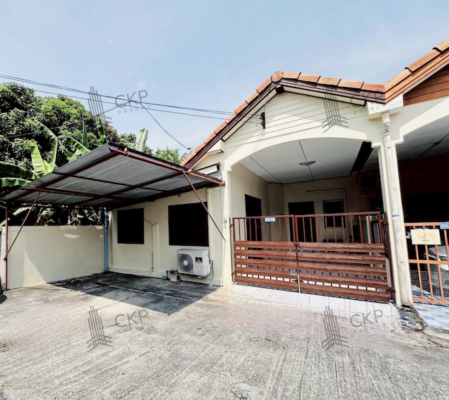 ขาย บ้านเดี่ยว หลังมุม รีโนเวทสวยพร้อมอยู่ ใกล้รร.อนุบาลระยอง ใกล้ศูนย์ราชการต่างๆและแหล่งอำนวยความสะดวก ต.ท่าประดู่ อ.เมือง ระยอง ติดต่อสอบถามได้ค่ะรายละเอียด (Description)- ขนาด 30.40 ตร.วา- พื้นที่ใช้สอย 100 ตร.ม.- บ้านชั้นเดียว- 3 ห้องนอน 2 ห้องน้ำ- เครื่องปรับอากาศ 4 เครื่อง- ที่จอดรถ 1 คันการเดินทาง- ถนนริมน้ำ  250 เมตร- ถนนข้างอำเภอ  700 เมตร- ถนนตากสินมหาราช  700 เมตร- ถนนสุขุมวิท  1.3 �