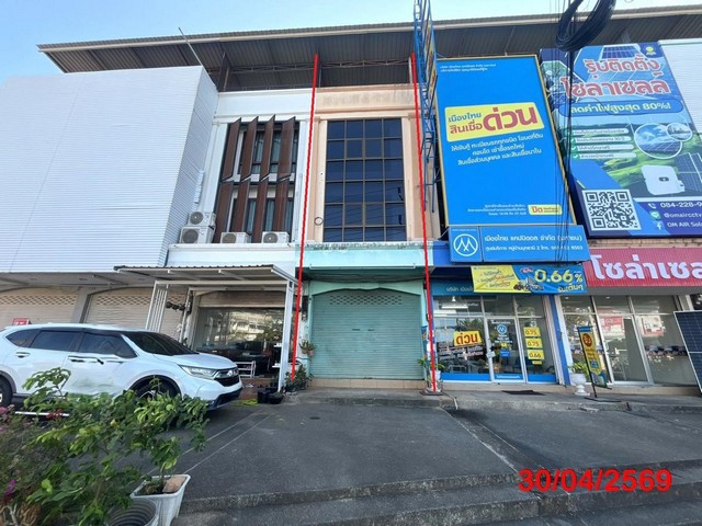 ขายอาคารพาณิชย์เมืองสุราษฎร์ธานี  ถนนชนเกษม ราคาโปรโมชั่น  ถนน ชนเกษม ตำบล มะขามเตี้ย อำเภอ เมืองสุราษฎร์ธานี จังหวัด สุราษฎร์ธานี  ราคาโปรโมชั่น 2,988,000  บาท    ลดจาก  4,000,000   บาท ราคาโปรโมชั่นตั้งแต่วันที่ 1 เมษายน 2569 – 30 มิถุนายน 2569  รายละเอียดทรัพย์ -  เนื้อที่  22.10 ตร.ว.   พื้นที่ใช้สอย 184.00 ตร.ม. -  2 ห้องน้ำ  -  1 ที่จอดรถ  -  บ้านหันไปทางทิศ  พิกัดทรัพย์ : https://maps.app.goo.gl/nXfskJff7XNgoJLn6  สถานที่ใกล้เค�