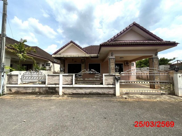 ขายบ้านเดี่ยวเมืองสุราษฎร์ธานี โครงการ ทรัพย์ไพบูลย์     ซอย ภายในหมู่บ้านทรัพย์ไพบูลย์ ถนน บางใหญ่ ตำบล มะขามเตี้ย อำเภอ เมืองสุราษฎร์ธานี จังหวัด สุราษฎร์ธานี  ราคาโปรโมชั่น  2,462,000   บาท    ลดจาก  3,200,000  บาท ราคาโปรโมชั่นตั้งแต่วันที่ 1 เมษายน 2569 – 30 มิถุนายน 2569  รายละเอียดทรัพย์ -  เนื้อที่ 68.40 ตร.ว.   พื้นที่ใช้สอย 146.50 ตร.ม. -  2 ห้องนอน 2 ห้องน้ำ   -  1 ที่จอดรถ  -  บ้านหันไปทางทิศ ตะวั�