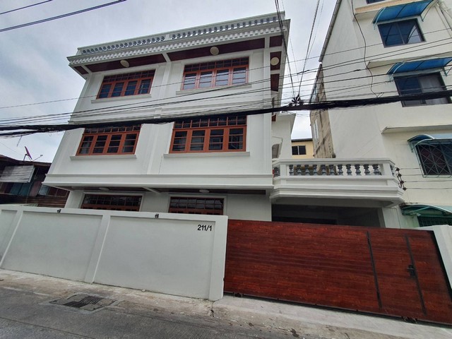 ให้เช่า ทาวน์โฮม Renovate 3 ชั้น + Rooftop ซอยเจริญนคร 34,40 ใกล้ BTS สถานีกรุงธนบุรีบ้านรีโนเวทใหม่ทั้งหลังเนื้อที่ 36 ตร.วพื้นที่ใช้สอยประมาณ 400 ตร.ม4 ห้องนอน, 3 ห้องน้ำประตู Remote ไฟฟ้าทิศเหนือจอดรถภายใน 2 คัน ภายนอก 1 คันกว้าง 14 เมตร ลึก 9 เมตรที่ตั้ง:ซอยเจริญนคร 34 แขวงบางลำภูล่าง เขตคลองสาน กทม.สถานที่ใกล้เคียง- 7-11- ถนนเจริญนคร- BTS สถานีกรุงธนบุรี- กระทรวงมหาดไทย (กำลังสร้าง)- โรงพยาบาลสม�