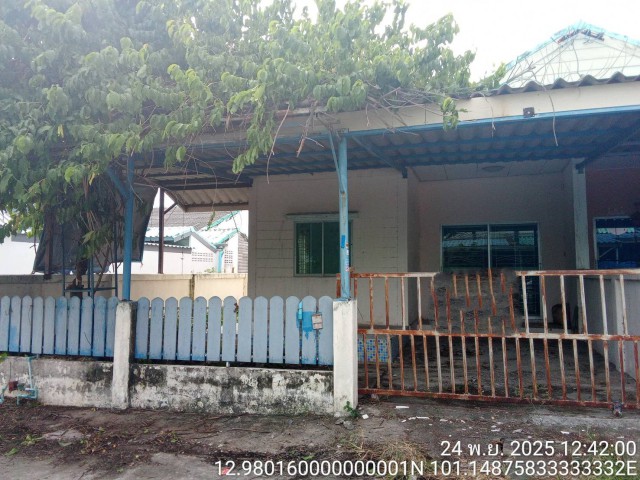 ขาย บ้านเดี่ยว/ทาวน์เฮ้าส์/คอนโด โครงการ หมู่บ้านเรือนแก้วมาบยางพร  ถนนสายปการ่วม-ห่วยปราบ ตำบลมาบยางพร อำเภอปลวกแดง จังหวัด ระยอง  ราคา    1,350,000   บาท  (ราคาต่อรองได้)  รายละเอียดทรัพย์ -  เนื้อที่ 28.0 ตร.ว. พื้นที่ใช้สอย 65.0 ตร.ม. -  2 ห้องนอน 1 ห้องน้ำ จอดรถได้ 1 คัน -  บ้านหันไปทางทิศ ตะวันตกเฉียงใต้  พิกัดทรัพย์ : https://maps.app.goo.gl/YqgiiN5ftff6iwuaA  สถานที่ใกล้เคียง  - สวนน้ำบ่อวิน Brachio Water Park- ตลาดเก่าห