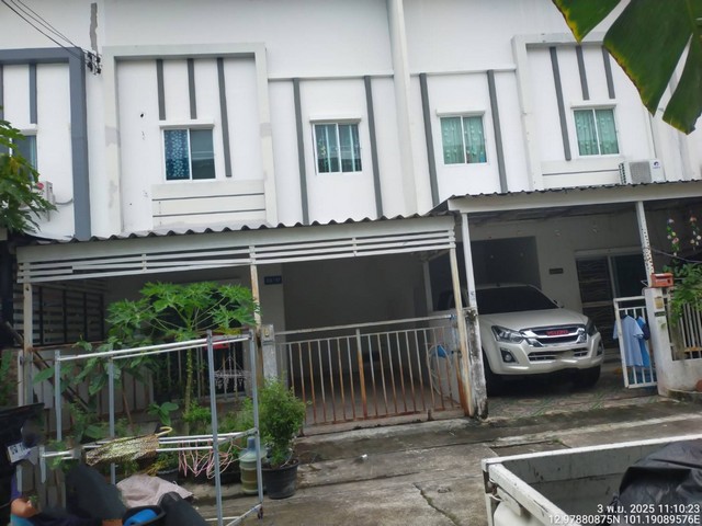   ขาย บ้านเดี่ยว/ทาวน์เฮ้าส์/คอนโด โครงการไลโอนอฟ  ถนน/ซอยถนนสายระเวิง-ปลวกแดง ปลวกแดง ปลวกแดง ระยอง  ราคา   1,700,000    บาท  (ราคาต่อรองได้)  รายละเอียดทรัพย์ -  ที่ดิน 18.0 ตร.ว. พื้นที่ใช้สอย 108.35 ตรม. -  3 ห้องนอน 2 ห้องน้ำ  -  1 ที่จอดรถ  -  บ้านหันไปทางทิศ เหนือ  พิกัดทรัพย์ : https://maps.app.goo.gl/vavPcpVvqXhMhg5N9  สถานที่ใกล้เคียง   -โรงพยาบาลปลวกแดง - ตลาดสดเทศบาลปลวกแดง -โรงพยาบาลกรุงเทพปลวกแดง -Ck Plaza  รหัสทรัพ�
