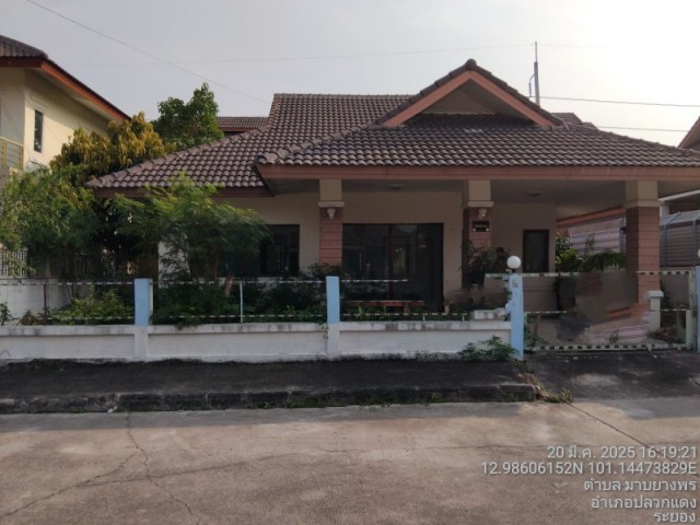 ขาย บ้านเดี่ยว/ทาวน์เฮ้าส์/คอนโด โครงการ หมู่บ้านมาบยางพร ล้านนา วิลเลจ  ถนน/ซอยถนนสายปากร่วม-ปลวกแดง(รย.3013) มาบยางพร ปลวกแดง ระยอง  ราคา    2,200,000   บาท  (ราคาต่อรองได้)  รายละเอียดทรัพย์ -  เนื้อที่ 54.0 ตร.ว.  พื้นที่ใช้สอย 116.5 ตร.ม. -  2 ห้องนอน 1 ห้องน้ำ จอดรถได้ 1 คัน  พิกัดทรัพย์ : https://maps.app.goo.gl/SzLUfySZRpP1B8HJ7  สถานที่ใกล้เคียง  - สวนน้ำบ่อวิน Brachio Water Park- ตลาดเก่าหนองก้างปลา- บิ๊กซี บ่อวิน- วัดห้วยปรา�
