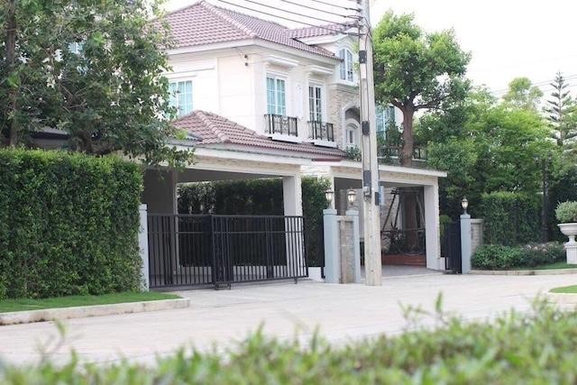ให้เช่าบ้านเดี่ยว Grandio ลาดพร้าว–เกษตรนวมินทร์ พร้อมเฟอร์นิเจอร์หรู ติดสโมสร พร้อมสวนและบ่อปลาคราฟ(BH4230 )ติดต่อ Agent คุณบัว (Bua)Tel: 093-646-4597 LINE ID: Bua093ค่าเช่า 120,000 บาท/เดือน ต่อหลังราคาขาย 16 ล้านบาท ต่อหลังมีบ้านพร้อมขายและให้เช่ารวม 4 หลังปัจจุบันว่างพร้อมเข้าอยู่ 3 หลังบ้านเดี่ยวคุณภาพในโครงการ Grandio ลาดพร้าว–เกษตรนวมินทร์ ทำเลศักยภาพย่านนวมินทร์-เกษตรนวมินทร์ ตกแต่งสวย พร้อ�