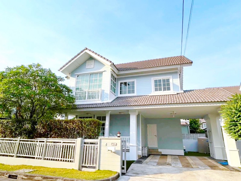 บ้านสวยสะอาด เฟอร์นิเจอร์ครบ ถ.ปัญญาอินทรา แฟชั่นไอส์แลนด์ 800 ม. รถไฟฟ้าสายสีชมพู วงแหวนรามอินทรา 3.0 กม สไตล์บ้านเดี่ยวใกล้เมือง เดินทางสะดวก คฤหาสน์ 2ชั้น 3นอน ซาฟารีเวิลด์  3 น้ำ สถานี.  ค่าเช่า 54,999 บาทต่อเดือน แอร์ครบทุกห้อง สามารถถือกระเป๋าเข้าอยู่ได้เลย Panya Indra Rd. 2-story house 3beds 3baths 3.0km to the Pink Line MRT station (Ram Inthra Ring Road station), 800 m to Fashion Island. Rent: 54,999 THB per month. Beautiful and clean house, fully furnished, air conditioning in every room. Ready to move in.ถนน เลียบคลองส