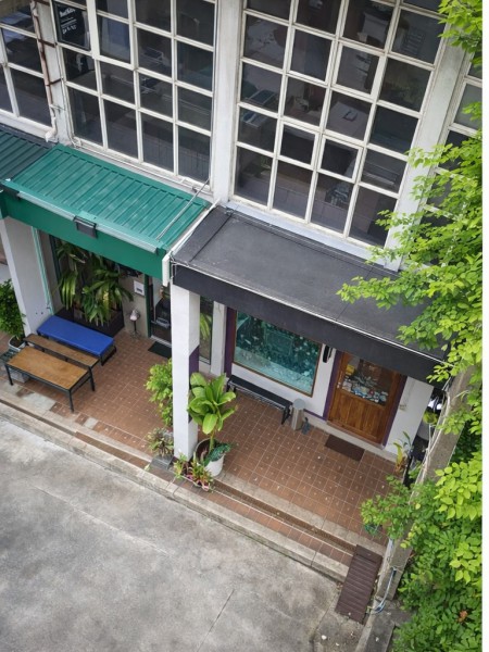 เพชรบุรี  ทองหล่อ BTS เอกมัย 1.86กม.รถไฟคลองตัน 650ม.อาคารพาณิชย์ 2 นอน 2 น้ำ  18 ตร.ว.พื้นที่ใช้สอย 72ตร.ม.ให้เช่าชั้นล่าง และชั้นลอย 44,999 B-M. ทำเลสุขุมวิท-เอกมัย เหมาะสำหรับคาเฟ่ ร้านอาหาร ร้านค้า สตูดิโอ หรือสำนักงาน เดินทางสะดวก ใกล้เกตเวย์ เอกมัย 750 ม.สถานศึกษา โรงพยาบาล และรถไฟฟ้าThonglor BTS Ekkamai 1.86km KhlongTan Train 650m Phetchaburi Rd. Commercial building with 2 bed 2 bath Land area 18 sq.wa. 72sq.m. Ground floor and mezzanine for rent at 44,999 B-M. Prime Sukhumvit Ekkamai location ideal for a cafe restaurant retail shop studio