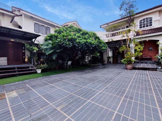 ขายบ้านเดี่ยวชัยพฤกษ์ รามอินทรา 2 หลัง เนื้อที่ 207 ตรว เดินทางสะดวกเข้าออกได้หลายทางรายละเอียด :VDO Youtube : https://youtu.be/-N-kJtTdGA0?si=0u5WtBdWiO94FCFQกดรูปเพิ่มเติม : https://bit.ly/3yqxiCSติดต่อพี่เปี๊ยก Tel : 098-628-7956 บ้านเดี่ยวชัยพฤกษ์ รามอินทรา หลังใหญ่ 2 หลัง พร้อมโกดังขนาดใหญ่ ด้านข้างเหมาะสำหรับอยู่อาศัย โฮมออฟฟิศ จดทะเบียนบริษัท ประกอบกิจการ เข้าออกได้หลายเส้นทาง ทั้งถนนสายไหม และสุขาภิบาล 5 วัชรพล ซ�