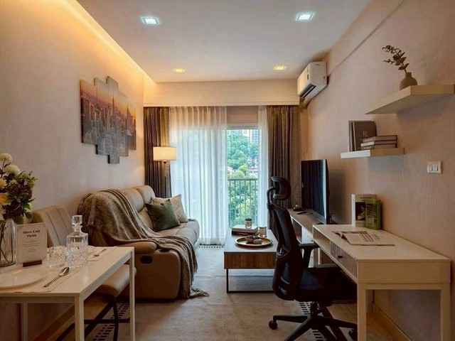 คุ้มเกินราคา! ขายเพียง 1.39 ล้าน The New Concept Condo ราคาดี #ต่ำกว่าประเมิน 5-6 แสน #ห้องมุม ตกแต่งครบ #หิ้วกระเป๋าพร้อมเข้าอยู่ หรือซื้อปล่อยเช่าได้รายละเอียดห้องอาคาร 3 ชั้น 2พื้นที่ใช้สอย 38 ตร.ม.ห้องริม เป็นส่วนตัว แสงธรรมชาติเข้าถึงเฟอร์นิเจอร์ครบเครื่องใช้ไฟฟ้าครบตามรูปพร้อมเข้าอยู่ได้ทันทีทำเลดี เดินทางสะดวกใกล้แหล่งชุมชน ร้านค้า ร้านอาหาร คาเฟ่ และสิ่งอำนวยความส�