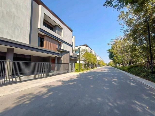 ขายบ้าน Pool villa 3 ชั้น พร้อมลิฟท์ The Honor Yothinpattana ดิ ออเนอร์ โยธินพัฒนา เลียบด่วน ถนนเมน หน้าสวน หน้าบ้านไม่ชนใคร ทิศใต้ ซอยโพธิ์แก้ว 3 ใกล้ทางด่วนเอกมัยรามอินทรา CDC และ เซนทรัลอีสต์วิวล์*** ราคาขาย 79,000,000 บาท (ขายขาดทุน ราคาต่อรองได้)ติดต่อ คุณช่อผกา โทร 0616198565 LINE 0616198565สำรอง LINE 0812523279 ส่งลิ้งก์ไว้ได้เลยรหัส# T26-856บ้านสวย Pool villa 3 ชั้น The Honor Yothinpattana ดิ ออเนอร์ โยธินพัฒนา เลียบด่วน• เนื้อที่ 130 ตร.ว.• พ�