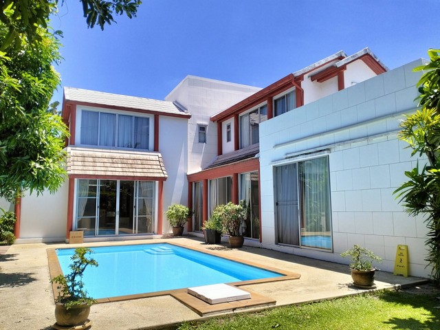 ให้เช่าบ้านเดี่ยว Pool villa 200 ตรว. 4 ห้องนอน ซอยศูนย์วิจัย ร่มรื่น เงียบสงบ ใกล้โรงพยาบาลกรุงเทพ *** ราคาเช่า 160,000 บาท/เดือน ติดต่อ:: ชยา โทร/ID Line:: 0942823961Link Line:: https://line.me/ti/p/3xFA1An8Kcรหัส # T26-880บ้านเดี่ยว Pool villa ซอยศูนย์วิจัย ร่มรื่น เงียบสงบ ใกล้โรงพยาบาลกรุงเทพ • เนื้อที่ 200 ตรว• พื้นที่ใช้สอย 400 ตรม.• 4 ห้องนอน• 4 ห้องน้ำ• 1 ห้องแม่บ้าน • ครัวไทยแยกโซน• 1 ห้องเก็บของ • 3 ที่จอดรถ• สระว่ายน้ำส่วนตัว • บ�