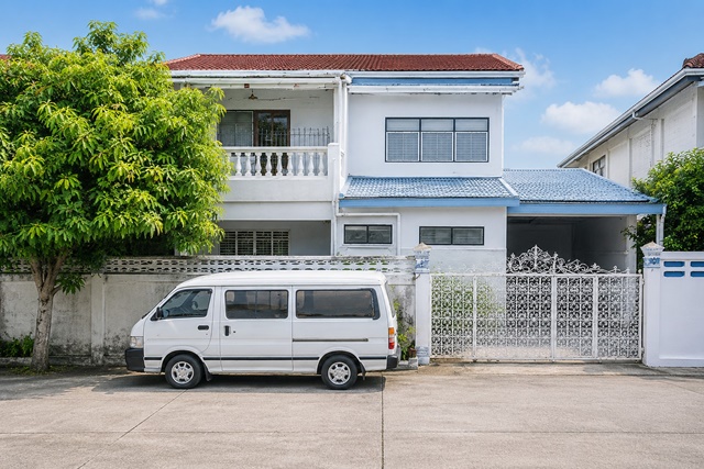 ใกล้ ARLบ้านทับช้าง 1.8 กม. กรุงเทพกรีฑา หมู่บ้านนักกีฬา บ้านเดี่ยว 2 ชั้น 4นอน 2น้ำ และทางพิเศษมอเตอร์เวย์ กรุงเทพ-ชลบุรี 45 ตร.ว. 180 ตร.ม. พร้อมเฟอร์ครบ แอร์ 4 เครื่อง จอดรถ 2 คัน เหมาะสำหรับอยู่อาศัยเป็นครอบครัวNear ARL BanThapChang 1.8km. krungthepkreetha 2-Storey Detached House for Rent 4Beds 2Baths  Airport Rail Link Station and Bangkok–Chonburi Motorway Land Area 45 Sq.wah Usable Area 180 Sq.m Fully Furnished 4 Air Conditioners Parking for 2 Cars Suitable for Family Livingถนนกาญจนาภิเษก รามคำแหง แขวงทับช้าง เขตสะพานสูง กรุงเทพมหานคร