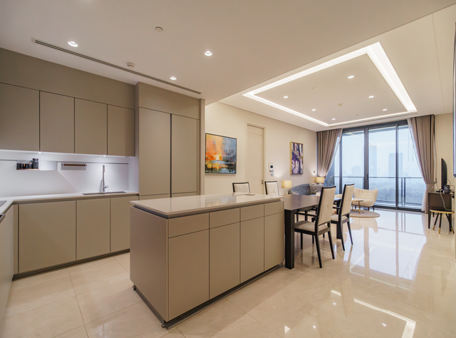The Residences at Sindhorn Kempinski Hotel Bangkok.BTS: RatchadamriSize: 151 sqm., 2 bedrooms, 3 bathrooms Floor: 10+  unblocked view Rental price: 300,000 baht/month Selling price: 49,000,000 bahtRef.: 378930 Listing Detail: www.rent-bangkok-condo.com/properties/378930Co-agents are welcome. - - -Contact us for more information or arrange a viewing:Email. rbc.rentbangkokcondo@gmail.comCall. 066-0588-655Line ID: @rentbangkokcondohttps://lin.ee/9cMeMxeWhatsapp: 0660588655Wechat 微信: rentbangkokcondo