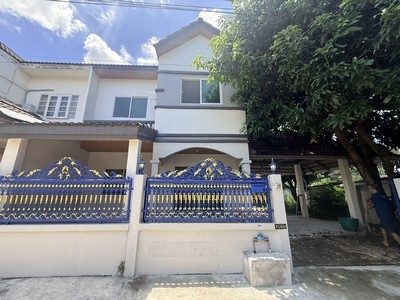 รีโนเวทใหม่ ไม่ต้องปวดหัวแต่งเพิ่ม ขายทาวน์โฮมหลังมุม 46.7 ตร.วา 4 ห้องนอน สินทวีการ์เด้น 1/2 พระราม 2.TPI-3235.ขายทาวน์โฮมหลังมุม รีโนเวทใหม่ พร้อมเข้าอยู่โครงการสินทวีการ์เด้น 1/2 ทำเลพระราม 2.ที่ตั้ง : ซอยอนามัยงามเจริญ แขวงท่าข้าม เขตบางขุนเทียน กรุงเทพมหานคร 10150Google Maps : https://maps.app.goo.gl/TNHzZJZ3a9LTP2Ea8.รายละเอียดทรัพย์✅ ทาวน์โฮมหลังมุม✅ เนื้อที่ 46.7 ตารางวา✅ พื้นที่ใช้สอยประมาณ 150 ตารางเม�