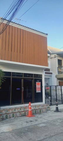#C28179 ขาย ทาวน์เฮ้าส์ 2 ชั้น 18 ตรว หมู่บ้านแกรนด์วิลเลจ ชั้นบน 3 ห้องนอน 1 ห้องน้ำชั้นล่าง 1 ห้องนอน 1 ห้องน้ำห้องรับแขก ห้องโถงห้องเก็บของ จอดรถหน้าบ้านได้ 1 คัน #ตกแต่งพร้อมเข้าอยู่มีรปภ 24 ชั่วโมง #สวนสาธารณะสำหรับพักผ่อน เครื่องออกกำลังกายกลางแจ้ง#ร้านสะดวกซื้อ 7&11 24 ชั่วโมง#ร้านพัสดุส่งเอกสาร#ร้านอาหารเครื่องดื่ม#ร้านซักรีด#ใกล้สถานีรถไฟฟ้าสายสีเหลือง#ใกล้ห้า�