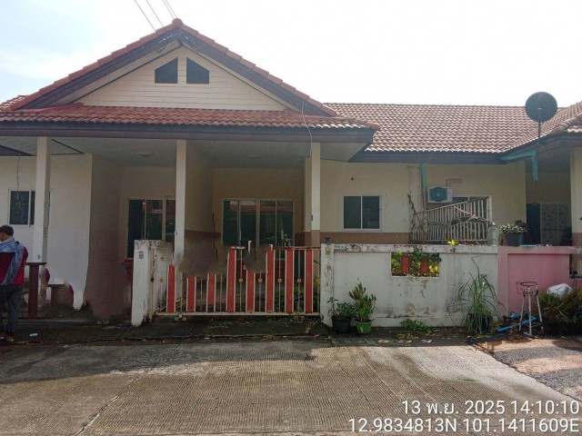 ขาย บ้านเดี่ยว/ทาวน์เฮ้าส์/คอนโด https://maps.app.goo.gl/5r3GXn3B7HAF6cHF9  ถนน/ซอยถนนสายปากร่วม-ปลวกแดง มาบยางพร ปลวกแดง ระยอง  ราคา   1,450,000    บาท  (ราคาต่อรองได้)  รายละเอียดทรัพย์ -  เนื้อที่ 25.5 ตรว.  พื้นที่ใช้สอย 63.0 ตรม. -  2 ห้องนอน 1 ห้องน้ำ -  1 ที่จอดรถ  -  บ้านหันไปทางทิศ ตะวันออกเฉียงเหนือ  พิกัดทรัพย์ : https://maps.app.goo.gl/5r3GXn3B7HAF6cHF9  สถานที่ใกล้เคียง  - สวนน้ำบ่อวิน Brachio Water Park- ตลาดเก่าหนองก้างปลา- บิ๊กซี บ่อวิน- วัดห้�
