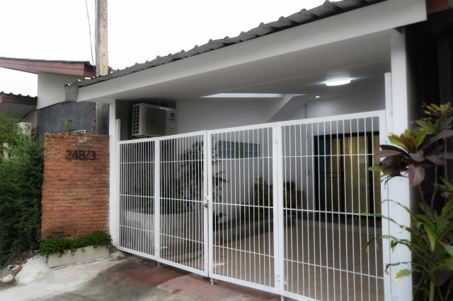 ให้เช่าบ้านชั้นเดียวห้องริม สันผักหวาน หางดงใกล้โรงเรียนนานาชาติลานนาเพียง 4 นาที | พร้อมเฟอร์นิเจอร์และเครื่องใช้ไฟฟ้าให้เช่าบ้านชั้นเดียวห้องริม นอกโครงการ ทำเล ต.สันผักหวาน อ.หางดง จ.เชียงใหม่ ใกล้เขตเมือง เดินทางสะดวก เหมาะสำหรับครอบครัวเล็ก คนทำงาน หรือผู้ที่ต้องการบ้านพร้อมอยู่ใกล้โรงเรียนนานาชาติ ทำเล ต.สันผักหวาน อ.หางดง จ.เชียงใหม่ ติดเขตอำเ�