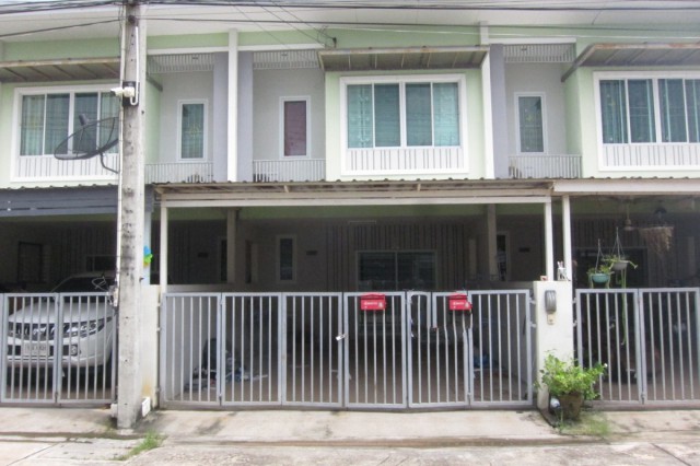 ขาย บ้านเดี่ยว/ทาวน์เฮ้าส์/คอนโด โครงการเดอะมิกซ์  ตำบลมาบยางพร อำเภอปลวกแดง จังหวัดระยอง  ราคา   1,650,000    บาท  (ราคาต่อรองได้)  รายละเอียดทรัพย์ -  เนื้อที่ 21.9 ตร.ว.  พื้นที่ใช้สอย 134.45 ตรม. -  3 ห้องนอน 2 ห้องน้ำ จอดรถได้ 1 คัน -  บ้านหันไปทางทิศ ตะวันตกเฉียงเหนือ  พิกัดทรัพย์ : https://maps.app.goo.gl/xdE7SuJ4uvupcVxEA  สถานที่ใกล้เคียง  - สวนน้ำบ่อวิน Brachio Water Park- ตลาดเก่าหนองก้างปลา- บิ๊กซี บ่อวิน- วัดห้วยปราบ- �