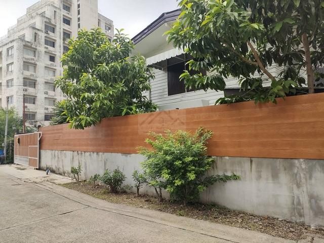 ให้เช่าบ้านเดี่ยว 2 ชั้น 3 ห้องนอน สุขุมวิท 103 อุดมสุข 48 บริเวณบ้านกว้าง สวนหน้าบ้าน ร่มรื่น ใกล้ทั้ง BTS อุดมสุข และ MRT ศรีอุดมติดต่อ:: ชยา โทร/ID Line:: 0942823961Link Line:: https://line.me/ti/p/3xFA1An8Kcรหัส # T26-879• บ้านเดี่ยว 2 ชั้น สุขุมวิท 103 ซอยอุดมสุข 48• เนื้อที่ 48 ตารางวา• 3 ห้องนอน• 2 ห้องน้ำ• 1 ห้องครัว• 2 ที่จอดรถ• สไตล์ยุค 80 บริเวณบ้านกว้างขวาง สวนหน้าบ้าน ร่มรื่น เหมาะอยู่อาศัย• ยินดีรับสุนัขและแมว (อยู�